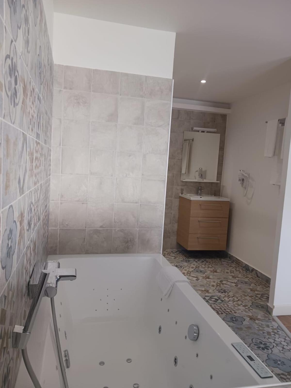 Cotinga Hotel Villars-les-Dombes Bagian luar foto